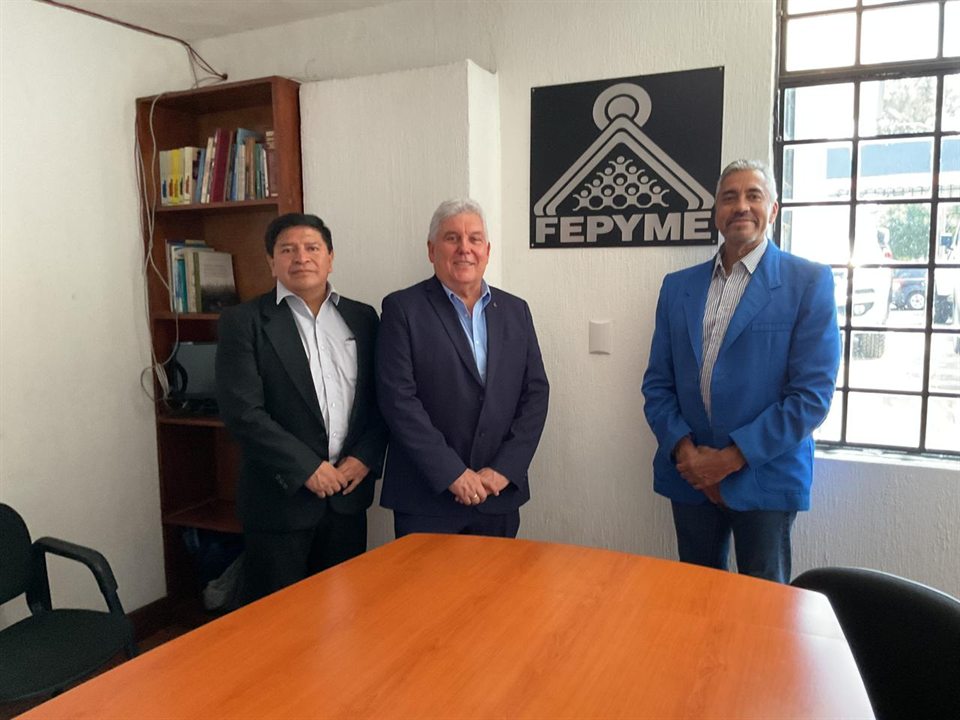 Saúl Santos, Manfredo Reyes Solares y Carlos Roberto Samayoa de pie bajo el logo de FEPYME
